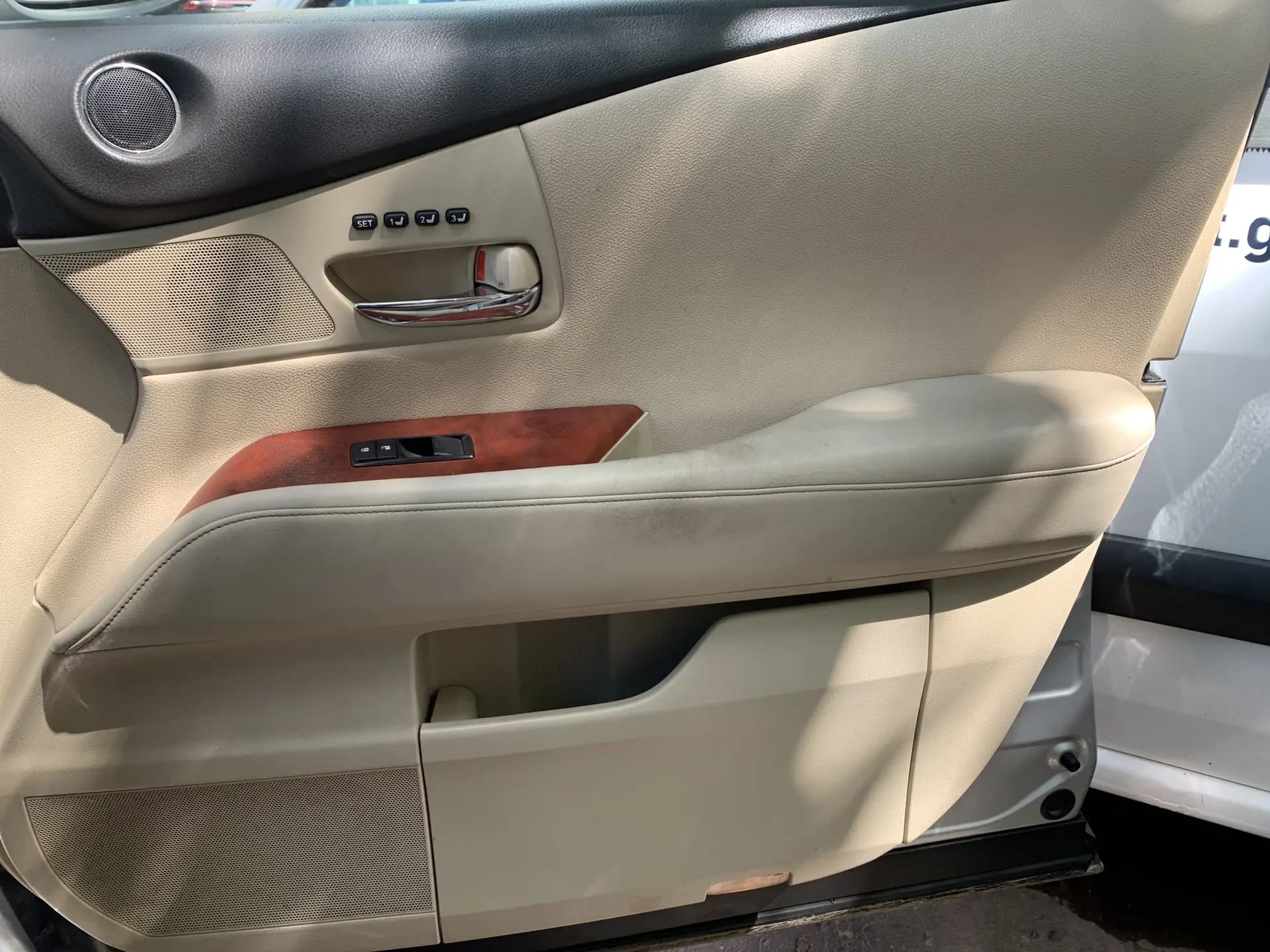 Перетяжка салона Lexus в автоателье Цех №13, до — фото 3